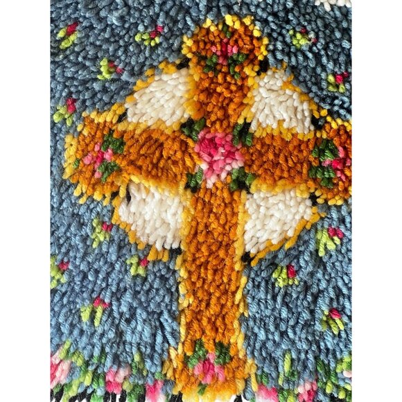 Handmade Latch Hook Rug "Bless This House" Floral Cross 21x27.75 Completed - Picture 8 of 9